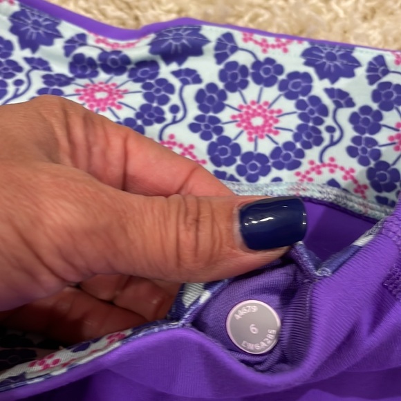 Lululemon CLOSET CLEAN OUT-Gather & Crow Crops-Size 6 - Picture 3 of 4